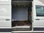 Volkswagen Crafter 35 2.0TDI 177pk! L3H3 EL Highline Trekhaak Camera Navi PDC-a+v Dab Treeplanken Schuifdeur Bluetooth EURO-6 CruiseControl Voorruitverwarming Betonplex-Vloer Wandbetimmering Aut.Verlichting Elek.Ramen/Spiegels Euro 6 Krachtige motor 177pk/410Nm zorgt voor 3.500 kg Trekgewicht!