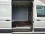Volkswagen Crafter 35 2.0TDI 177pk! L3H3 EL Highline Trekhaak Camera Navi PDC-a+v Dab Treeplanken Schuifdeur Bluetooth EURO-6 CruiseControl Voorruitverwarming Betonplex-Vloer Wandbetimmering Aut.Verlichting Elek.Ramen/Spiegels Euro 6 Krachtige motor 177pk/410Nm zorgt voor 3.500 kg Trekgewicht!