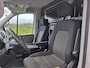 Volkswagen Crafter 35 2.0TDI 177pk! L3H3 EL Highline Trekhaak Camera Navi PDC-a+v Dab Treeplanken Schuifdeur Bluetooth EURO-6 CruiseControl Voorruitverwarming Betonplex-Vloer Wandbetimmering Aut.Verlichting Elek.Ramen/Spiegels Euro 6 Krachtige motor 177pk/410Nm zorgt voor 3.500 kg Trekgewicht!