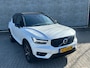 Volvo XC40 2.0 T4 R-Design | Trekhaak | Panoramadak | Achteruitrijcamera | Navigatie | Apple Carplay | Android Auto | Stoelverwarming | Keyless Entry | Elektrische Achterklep