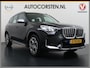 BMW X1 xDrive25e 4WD Hybride 245pk AUT-7 Leer Trekhaak M Shadow-Line Connected-Pro LED Adap.Cruise+File-Assist (semi-Auto-Pilot Xline Camera Navi Sportstoelen Dual-Ecc ParkAssist PDC-a+v Apple Carplay Android Live Cockpit Plus 18"lm Elek.Achterklep ConnectDrive Lmv Isofix DAB Led Regen-Lichtsensor Lane Assist Wifi AWD Hybrid met 16,3kw Groot accu pakket Automaat 1.700KG Trekvermogen 1e Eigenaar Origineel Nederlandse Auto Dealeronderhouden
