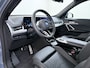 BMW iX1 eDrive20 67kWh M Sport pakket Pano-Dak/Schuif-dak Leer SOH 100% Warmtepomp Camera Navi Ecc PDC-a+v Apple Carplay Android Auto Elek.Achterklep Zwarte-Hemel VerkeersbordHerkenning WiFi M Aerodynamica Lmv Led Privacy Glas Isofix DAB Keyless Wifi 1e Eigenaar Origineel Nederlandse Auto !!