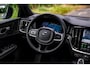 Volvo V60 2.0 T6 Plug-in hybrid AWD Ultra Dark | Adaptive Cruise Control | Head Up Display | 360 Camera | Schuif -/ Kanteldak | 19 Inch | Sportstoelen | Harman Kardon Audio | Memory | Adaptieve Koplampen |