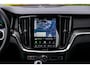 Volvo V60 2.0 T6 Plug-in hybrid AWD Ultra Dark | Adaptive Cruise Control | Head Up Display | 360 Camera | Schuif -/ Kanteldak | 19 Inch | Sportstoelen | Harman Kardon Audio | Memory | Adaptieve Koplampen |