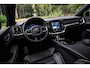 Volvo V60 2.0 T6 Plug-in hybrid AWD Ultra Dark | Adaptive Cruise Control | Head Up Display | 360 Camera | Schuif -/ Kanteldak | 19 Inch | Sportstoelen | Harman Kardon Audio | Memory | Adaptieve Koplampen |