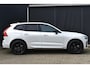 Volvo XC60 T6 Plug-in hybrid AWD Plus Black Edition | Panoramadak | Verwarmbare voorstoelen en achterbank | 360 graden camera | Premium audio by Harman Kardon | Elektrische achterklep | Adaptieve cruise control | BLIS | Head Up Display | Volvo Guard Alarm | Google Navigatie |