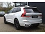 Volvo XC60 T6 Plug-in hybrid AWD Plus Black Edition | Panoramadak | Verwarmbare voorstoelen en achterbank | 360 graden camera | Premium audio by Harman Kardon | Elektrische achterklep | Adaptieve cruise control | BLIS | Head Up Display | Volvo Guard Alarm | Google Navigatie |
