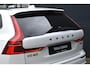 Volvo XC60 T6 Plug-in hybrid AWD Plus Black Edition | Panoramadak | Verwarmbare voorstoelen en achterbank | 360 graden camera | Premium audio by Harman Kardon | Elektrische achterklep | Adaptieve cruise control | BLIS | Head Up Display | Volvo Guard Alarm | Google Navigatie |