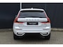 Volvo XC60 T6 Plug-in hybrid AWD Plus Black Edition | Panoramadak | Verwarmbare voorstoelen en achterbank | 360 graden camera | Premium audio by Harman Kardon | Elektrische achterklep | Adaptieve cruise control | BLIS | Head Up Display | Volvo Guard Alarm | Google Navigatie |