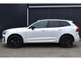 Volvo XC60 T6 Plug-in hybrid AWD Plus Black Edition | Panoramadak | Verwarmbare voorstoelen en achterbank | 360 graden camera | Premium audio by Harman Kardon | Elektrische achterklep | Adaptieve cruise control | BLIS | Head Up Display | Volvo Guard Alarm | Google Navigatie |