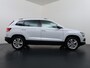 Skoda Karoq 1.5T 150pk ACT Trekhaak Adap.Cruise Camera Navi Virtual Cockpit ECC Apple Carplay Android PDC StoelverwarmingVerschuifbare Achterstoelen Business Edition Plus Comfort Pack Lmv Led Isofix DAB Voorruitverwarming Regen-Lichtsensor File Assist Verkeersbord Detectie 1.500KG Trekgewicht 1e Eigenaar Origineel Nederlandse Auto Bij 110.000km nog Beurt gehad! 1.500kg Trekgewicht! EURO6