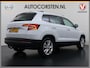 Skoda Karoq 1.5T 150pk ACT Trekhaak Adap.Cruise Camera Navi Virtual Cockpit ECC Apple Carplay Android PDC StoelverwarmingVerschuifbare Achterstoelen Business Edition Plus Comfort Pack Lmv Led Isofix DAB Voorruitverwarming Regen-Lichtsensor File Assist Verkeersbord Detectie 1.500KG Trekgewicht 1e Eigenaar Origineel Nederlandse Auto Bij 110.000km nog Beurt gehad! 1.500kg Trekgewicht! EURO6