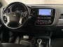 Mitsubishi Outlander 2.0 PHEV Deluxe 204Pk Automaat (NAVIGATIE, CAMERA, LEDER/ALCANTARA, KEYLESS, SPORTSTOELEN, TREKHAAK, GETINT GLAS, CRUISE, NIEUWE APK, NIEUWSTAAT)