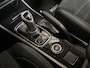 Mitsubishi Outlander 2.0 PHEV Deluxe 204Pk Automaat (NAVIGATIE, CAMERA, LEDER/ALCANTARA, KEYLESS, SPORTSTOELEN, TREKHAAK, GETINT GLAS, CRUISE, NIEUWE APK, NIEUWSTAAT)