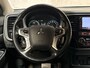 Mitsubishi Outlander 2.0 PHEV Deluxe 204Pk Automaat (NAVIGATIE, CAMERA, LEDER/ALCANTARA, KEYLESS, SPORTSTOELEN, TREKHAAK, GETINT GLAS, CRUISE, NIEUWE APK, NIEUWSTAAT)