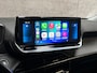Peugeot 2008 1.2 PureTech Allure Sport Automaat (VIRTUAL COCKPIT, APPLE CARPLAY, GROOT NAVI, 360 CAMERA, LEDER, SPORTSTOELEN, KEYLESS, GETINT GLAS, NIEUWE APK, NIEUWSTAAT)
