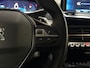 Peugeot 2008 1.2 PureTech Allure Sport Automaat (VIRTUAL COCKPIT, APPLE CARPLAY, GROOT NAVI, 360 CAMERA, LEDER, SPORTSTOELEN, KEYLESS, GETINT GLAS, NIEUWE APK, NIEUWSTAAT)