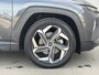 Hyundai Tucson 1.6 T-GDI HEV 230pk Premium Sky / Dealer onderhouden / Glazen schuif- en kanteldak / Trekgewicht 1650 kg / Elektrische achterklep / Stuur- Stoel & Achterbank verwarming / Rondomzicht camera / Stoelventilatie / Adaptief cruise control / Krell Audio Systeem /
