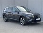 Hyundai Tucson 1.6 T-GDI HEV 230pk Premium Sky / Dealer onderhouden / Glazen schuif- en kanteldak / Trekgewicht 1650 kg / Elektrische achterklep / Stuur- Stoel & Achterbank verwarming / Rondomzicht camera / Stoelventilatie / Adaptief cruise control / Krell Audio Systeem /