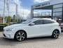 Volvo V40 1.5 T3 Automaat R-Design Polar + Sport Panoramadak Navigatie Camera Harman Kardon Audio Keyless Entry Led Koplampen Stoelverwarming Extra Getint Glas NL Auto