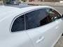 Volvo V40 1.5 T3 Automaat R-Design Polar + Sport Panoramadak Navigatie Camera Harman Kardon Audio Keyless Entry Led Koplampen Stoelverwarming Extra Getint Glas NL Auto