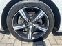 Volvo V40 1.5 T3 Automaat R-Design Polar + Sport Panoramadak Navigatie Camera Harman Kardon Audio Keyless Entry Led Koplampen Stoelverwarming Extra Getint Glas NL Auto
