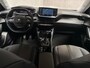 Peugeot 2008 1.2 PureTech Allure Sport 131Pk (VIRTUAL COCKPIT, APPLE CARPLAY, GROOT NAVI, 360 CAMERA, LEDER, SPORTSTOELEN, KEYLESS, GETINT GLAS, LM VELGEN, NIEUWE APK, NIEUWSTAAT)