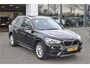 BMW X1 sDrive20i High Executive | Panoramadak | Leer | Stuur en stoelverw. | Trekhaak 1800kg | Head Up | NL Auto Dealer onderhouden |