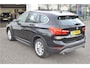 BMW X1 sDrive20i High Executive | Panoramadak | Leer | Stuur en stoelverw. | Trekhaak 1800kg | Head Up | NL Auto Dealer onderhouden |