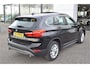 BMW X1 sDrive20i High Executive | Panoramadak | Leer | Stuur en stoelverw. | Trekhaak 1800kg | Head Up | NL Auto Dealer onderhouden |