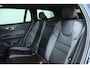 Volvo V60 B3 R-Design | Electrische bedienbare voorstoelen | Stoelverwarming | Adaptive Cruise Control | Parkeerverwarming | BLIS | Panoramadak | Parkeercamera | Parkeersensoren voor + achter | Semi Electrische Wegklapbare Trekhaak | Harman Kardon Premium Audio