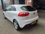 Kia Rio 1.2 CVVT Super Pack, Dealer onderhouden, zeer rijk uitgeruste uitvoering, parkeer sensoren, bluetooth, cruise control