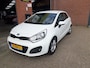 Kia Rio 1.2 CVVT Super Pack, Dealer onderhouden, zeer rijk uitgeruste uitvoering, parkeer sensoren, bluetooth, cruise control