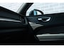 Volvo XC60 2.0 T8 Plug-in hybrid AWD Plus Black Edition | Adaptieve Cruise Control | Panoramadak | Harman Kardon Audio | Stoel-/Stuur-/Voorruitverwarming | Dodehoek Detectie | 360° Parkeercamera |