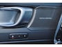Volvo XC40 B3 Ultra Black Edition - Panorama/schuifdak - IntelliSafe Assist & Surround - 360º Camera - Harman/Kardon audio - LED Pixel koplampen - Verwarmde voorstoelen & stuur - Parkeersensoren voor & achter - Elektr. bedienb. voorstoelen met geheugen links - Draadloze tel. lader - Extra getint glas - 20' LMV