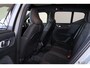 Volvo XC40 B3 Ultra Black Edition - Panorama/schuifdak - IntelliSafe Assist & Surround - 360º Camera - Harman/Kardon audio - LED Pixel koplampen - Verwarmde voorstoelen & stuur - Parkeersensoren voor & achter - Elektr. bedienb. voorstoelen met geheugen links - Draadloze tel. lader - Extra getint glas - 20' LMV