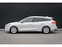 Ford Focus Wagon 1.0 EcoBoost Titanium Automaat | 100% dealer o.h. | Adaptieve cruise | Trekhaak | Winter-pack | Elec. achterklep | Autom. inparkeren | Privacy-glass | Camera | All seazon banden | LED verlichting | Keyless | Dodehoek detectie