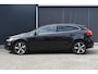 Volvo V40 T3 Automaat Polar+ Sport | Panoramadak | Harman Kardon audio | Alarm klasse 3 | Parkeercamera | Stoelverwarming | Navigatie | Volvo on Call | Parkeersensoren voor + achter | Dealeronderhouden |