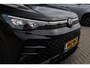 Volkswagen Tiguan 1.5 eHybrid R-Line Business NL auto 1e eigenaar nieuw door ons geleverd Lederen bekleding met elektrische stoelverstelling + geheugen + ventilatie + verwarming black style comfort plus 4 x stoelverwarming trekhaak multimedia pakket plus met o.a. harman en kardon head up display assistentie pakket plus met rondom zicht camera design met LED matrix 20" LMV