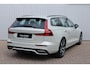 Volvo V60 B4 Plus Dark | Verwarmbare voorstoelen en stuurwiel | Parkeercamera achter | Apple carplay/Android auto | Elektrische achterklep | Keyless | 17 inch Lichtmetalen velgen | Standkachel | DAB + radio | Adaptieve cruise control