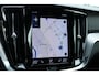 Volvo V60 B4 Plus Dark | Verwarmbare voorstoelen en stuurwiel | Parkeercamera achter | Apple carplay/Android auto | Elektrische achterklep | Keyless | 17 inch Lichtmetalen velgen | Standkachel | DAB + radio | Adaptieve cruise control