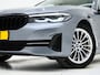 BMW 5-Serie Touring 530e | Panoramadak | Trekhaak | Leder | Camera | Memory | Sfeerlicht | Carplay