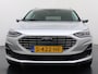 Ford Focus Wagon T 125PK Hybride Trekhaak Navi Camera LED Dual-ECC Keyless FordPass-ConnectStoel+Stuur+Voorruitverwarming Apple Carplay Android Auto Cruise Control Pdc Titanium Style DAB Bluetooth Lmv 17" Ecc GSM Draadloos Opladen Led Privacy Glas Isofix Lane Assist Keyless Licht-/regensensor Origineel Nederlandse Auto € 34.000 nieuw