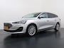 Ford Focus Wagon T 125PK Hybride Trekhaak Navi Camera LED Dual-ECC Keyless FordPass-ConnectStoel+Stuur+Voorruitverwarming Apple Carplay Android Auto Cruise Control Pdc Titanium Style DAB Bluetooth Lmv 17" Ecc GSM Draadloos Opladen Led Privacy Glas Isofix Lane Assist Keyless Licht-/regensensor Origineel Nederlandse Auto € 34.000 nieuw