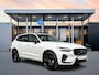 Volvo XC60 T6 Recharge Plus Black Edition | 21" | Geventileerd Nappa | Stoelventilatie | Trekhaak | Head-Up | Panoramadak | Harman Kardon | 360 Camera | Full LED | Adaptieve Cruise | BLIS