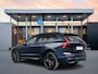 Volvo XC60 T6 Recharge Plus Black Edition | 21" | Geventileerd Nappa | Stoelventilatie | Trekhaak | Head-Up | Panoramadak | Harman Kardon | 360 Camera | Full LED | Adaptieve Cruise | BLIS