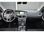 Volvo V40 T2 Kinetic | Automaat | Stoelverwarming | Navigatiesysteem | Regen sensor | Parkeersensoren voor + achter | Verwarmde voorruit