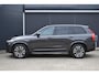 Volvo XC90 T8 Recharge AWD Ultra Dark | Luchtvering | Harman Kardon Premium Audio | Google Infotainment | Stoelverwarming | Stuurwielverwarming | 360° Parkeercamera | Parkeersensoren voor + achter | Semi-Electrische Wegklapbare trekhaak