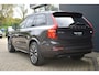 Volvo XC90 T8 Recharge AWD Ultra Dark | Luchtvering | Harman Kardon Premium Audio | Google Infotainment | Stoelverwarming | Stuurwielverwarming | 360° Parkeercamera | Parkeersensoren voor + achter | Semi-Electrische Wegklapbare trekhaak