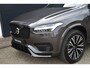 Volvo XC90 T8 Recharge AWD Ultra Dark | Luchtvering | Harman Kardon Premium Audio | Google Infotainment | Stoelverwarming | Stuurwielverwarming | 360° Parkeercamera | Parkeersensoren voor + achter | Semi-Electrische Wegklapbare trekhaak